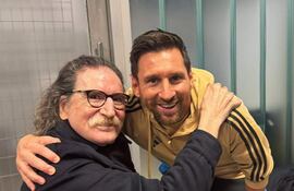 Fotografía cedida este viernes por Tato Vega que muestra al músico argentino Charly Garcia (i) posando junto al jugador Lionel Messi en Buenos Aires (Argentina). Tras el triunfo de Argentina por 3-0 ante Venezuela en el último partido oficial de Lionel Messi en su país, el ídolo argentino del rock, Charly García, se fotografió con el capitán de la 'Albiceleste' y, al despedirlo, le dijo: "Dios te bendiga".