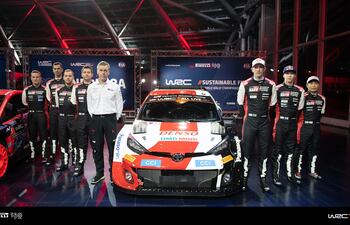 El equipo Toyota Gazoo Racing, vigente campeón del mundo mostró su nuevo auto y a sus principales figuras, Elfyn Evans, y Kalle Rovanperä.