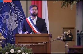 Fotograma tomado de la transmisión oficial de una ceremonia de cuerpo presente con el fallecido expresidente Sebastián Piñera que muestra al presidente de Chile, Gabriel Boric, mientras pronuncia un discurso hoy, en la sede del antiguo Congreso Nacional, en Santiago (Chile). Boric, definió este viernes al expresidente Sebastián Piñera como un líder que "abrió camino a una derecha moderna y democrática" y aseguró durante su funeral de Estado que el exmandatario fallecido en un accidente de helicóptero "jamás se restó a brindar consejo, a pesar de las públicas diferencias que hayamos tenido en el pasado". EFE/ Cortesía Presidencia de Chile/SOLO USO EDITORIAL/SOLO DISPONIBLE PARA ILUSTRAR LA NOTICIA QUE ACOMPAÑA (CRÉDITO OBLIGATORIO)