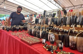 Fotografía del puesto de venta de recipientes durante el Día del Tereré en la plaza de la Democracia, escenario de la Expo Tereré 2023 en Asunción (Paraguay). Con actividades para incentivar el consumo y mantener viva la tradición, Paraguay celebró la bebida preparada a base de yerba mate, hierbas medicinales y agua fría, que tradicionalmente ayuda a apaciguar el calor en los días del verano en el país. EFE/ Laura Barros.