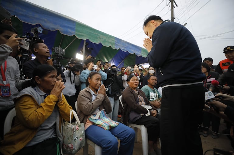  El primer ministro tailandés, Anutin Charnvirakul (izq.), saluda a los familiares de las víctimas durante su visita al lugar del accidente de un tren de pasajeros tras el desplome de una grúa de construcción sobre él en el distrito de Sikhio, Nakhon Ratchasima, Tailandia, el 14 de enero de 2026.