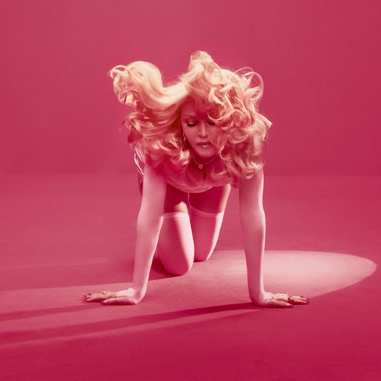 Madonna posando con un atuendo elegante y expresión confiada durante la sesión fotográfica de su álbum.