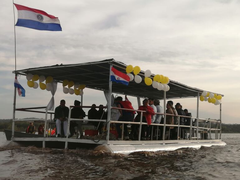 bote grande a motor con personas dentro