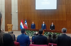 El presidente chileno, José Antonio Kast, en compañía del presdiente del Congreso, Basilio Núñez, y el presidente de la Cámara de Diputados, Raúl Latorre.