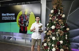Entrega de premios y entrevista a Blas Riveros elegido como futbolista del año por los seguidores del Diario Abc Color, por la 730 Am Abc Cardinal, por Abc Tv y Redes Sociales.