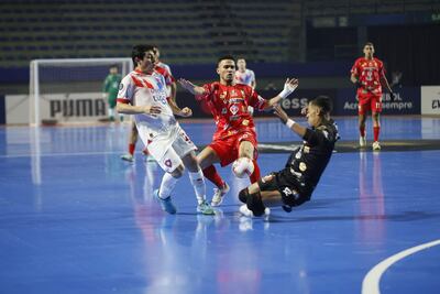 El cerrista Jorge Espínola llega a la valla de Centauros, buscando otro gol. Espínola convirtió el segundo tanto cerrista.