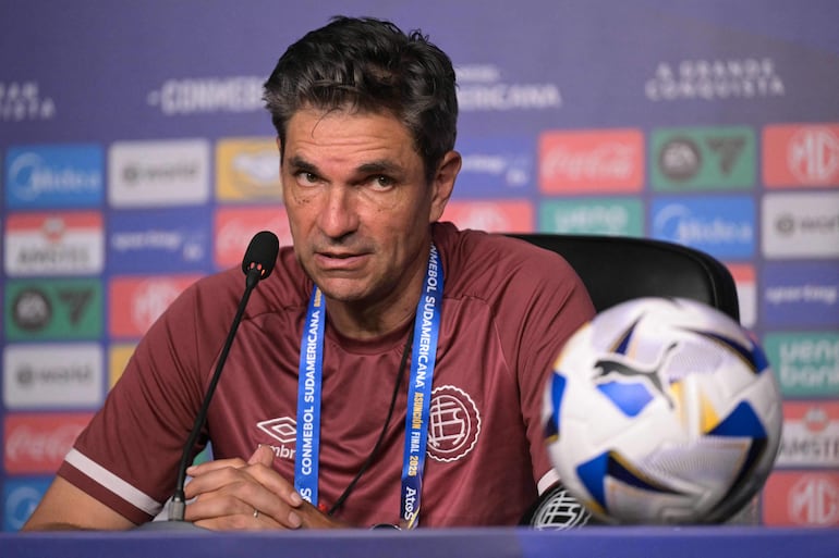 El entrenador de Lanús, Mauricio Pellegrino, habla durante una conferencia de prensa en el Estadio Defensores del Chaco en Asunción, antes del partido de fútbol de la final de la Copa Sudamericana entre el Lanús de Argentina y el Atlético Mineiro de Brasil.