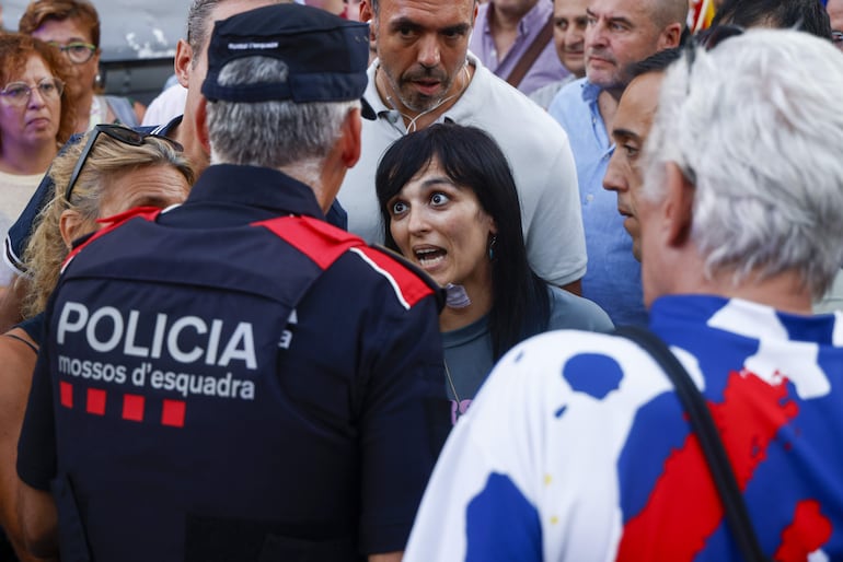 BARCELONA, 11/09/2026.- La lider de Aliança Catalana, Silvia Orriols, conversa con un miembro de los Mossos d´Esquadra durante su participación en una de las distintas manifestaciones independentistas que han recorrido este viernes las calles de Barcelona. EFE/Quique García.
