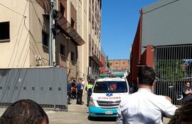 Funcionarios de Registros Públicos tuvieron que evacuar debido a una explosión esta mañana.