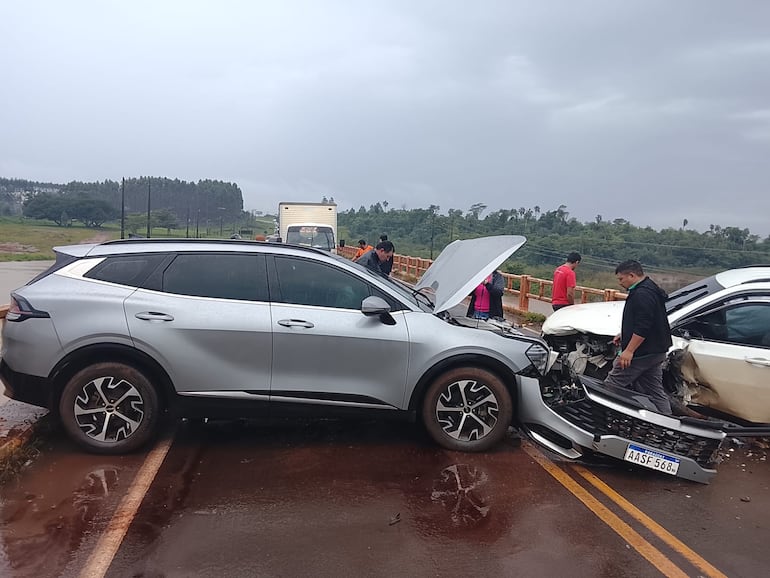 Los vehículos involucrados en el choque frontal ocurrido la mañana de este jueves sobre la ruta PY06 en el distrito de Tavapy.