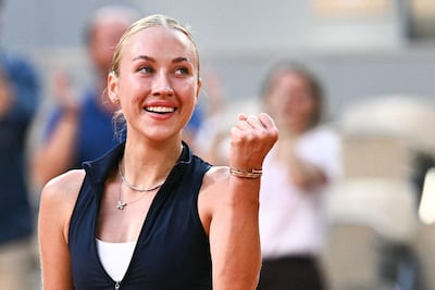Anastasia Potapova (22 años) festeja la gran victoria obtenida contra Coco Gauff, campeona de Roland Garros en 2025.