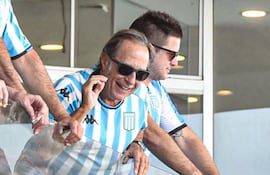 En redes sociales se viralizó esta fotografía de Guillermo Francella durante la final de la Copa Sudamericana en Asunción.