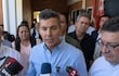 Peña en camisa azul claro, hablando frente a micrófono, rodeado de hombres y mujeres que escuchan atentamente en un ambiente interior.