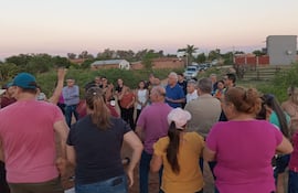Pobladores del barrio Villa Aeropuerto de Pilar se movilizaron contra lo que consideran una imposición inconsulta de la construcción de la planta de tratamiento de efluentes, dentro del proyecto de la Fase B de la defensa costera de Pilar.