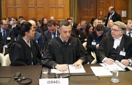 LA HAYA (PAISES BAJOS), 11/01/2024.- Primera audiencia ante la Corte Internacional de Justicia (CIJ) para escuchar la necesidad de medidas cautelares contra Israel, acusada de genocidio en Gaza. Sudáfrica acusó este jueves a Israel de mantener un patrón de conducta genocida en la Franja de Gaza con asesinatos en masa, desplazamientos forzado y daño físico o mental grave de los civiles palestinos, una acusación pronunciada durante una audiencia ante la Corte Internacional de Justicia (CIJ), en La Haya. EFE/ Imane Rachidi