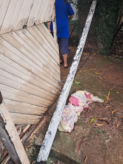 El tirante que se desprendió e impactó en la cabeza del hombre.