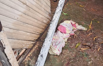 El tirante que se desprendió e impactó en la cabeza del hombre.