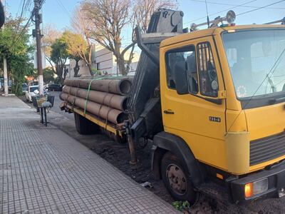 Uno de los dos camiones que trasladaban los tubos metálicos de la Essap.