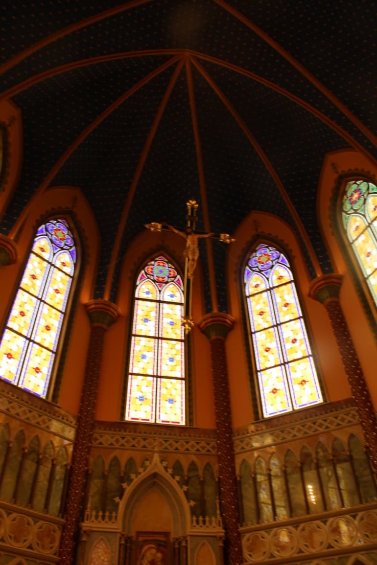 El templo está pintado con colores que transmiten paz y tranquilidad.