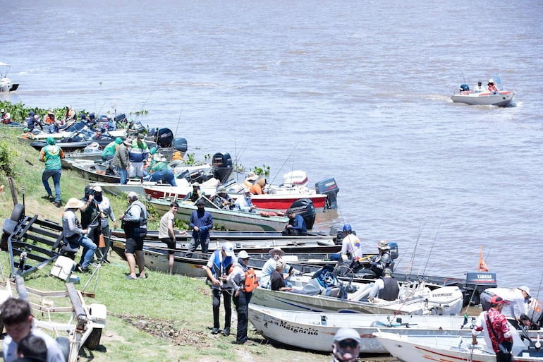 Pescadores y turistas disfrutan de actividades recreativas en Puerto Antequera.