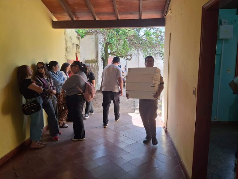 Funcionarios del Registro Electoral proceden a descargar las maquinas de votación para las elecciones municipales 2026.