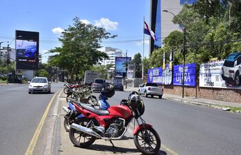 En pleno paseo central de la avenida Aviadores, frente a conocido centro comercial, motos aparcan irregularmente.