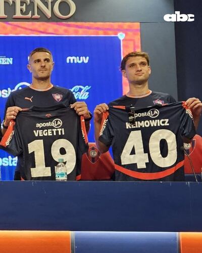 El delantero argentino Pablo Ezequiel Vegetti (37 años) durante su presentación como nuevo jugador de Cerro Porteño ante la prensa, lo acompaña Mateo Klimowicz.