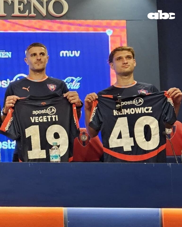 El delantero argentino Pablo Ezequiel Vegetti (37 años) durante su presentación como nuevo jugador de Cerro Porteño ante la prensa, lo acompaña Mateo Klimowicz.