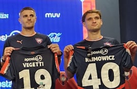 El delantero argentino Pablo Ezequiel Vegetti (37 años) durante su presentación como nuevo jugador de Cerro Porteño ante la prensa, lo acompaña Mateo Klimowicz.