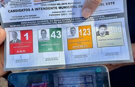 El hombre fue sorprendido sacando fotos a su papeleta de votación.