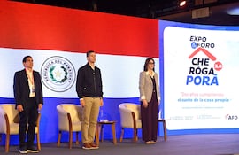 Los principales anfitriones de la inauguración de la Expo & Foro Che Róga Porã 3.0 en el Centro Cultural del Puerto de Asunción son el presidente de la República, Santiago Peña, el ministro de Urbanismo, Vivienda y Hábitat (MUVH), Juan Carlos Baruja, y la presidenta de la Agencia Financiera de Desarrollo (AFD), Stella Guillén