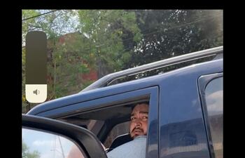 Foto del estafador huyendo de una gasolinera