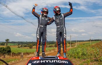 Fau Zaldívar y Marcelo der Ohannesian celebran sobre el Hyundai i20 N Rally2, por tercera vez consecutiva en Erechim.