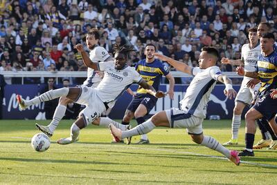 PARMA (Italy), 05/04/2025.- Inter's Yann-Aurel Bissek (L) and Inter's Lautaro Martinez in action during the Italian Serie A soccer match Parma Calcio vs FC Internazionale at Ennio Tardini stadium in Parma, Italy, 5 April 2025. (Italia) EFE/EPA/ELISABETTA BARACCHI
