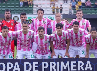 Formación de Rubio Ñu, con la vestimenta en adhesión a la campaña Octubre Rosa, con el objetivo de fomentar la detección temprana del cáncer de mama.