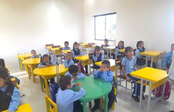 Una de las aulas modelos climatizadas de la escuela San Miguel en Fuerte Olimpo