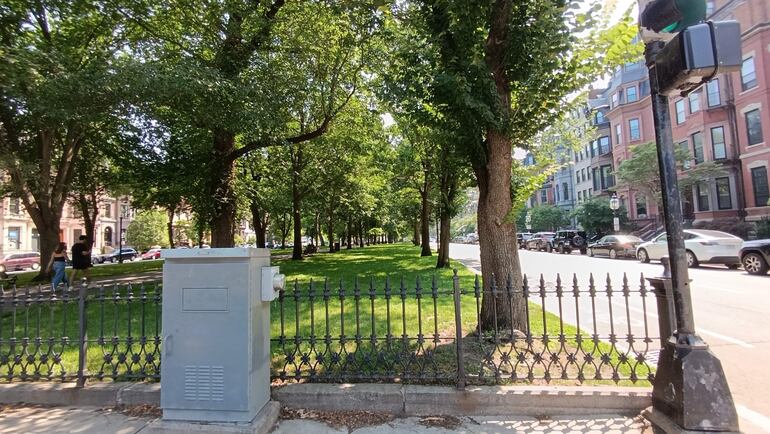 Boulevard que invita a un paseo en las calles de Boston.