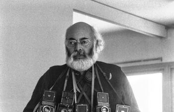 Adolfo Kamisky con sus cámaras Rolleiflex, París, 1997