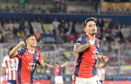 Jonathan Gabriel Torres de Cerro Porteño festeja un gol ante Junior de Barranquilla en el estadio La Nueva Olla de Barrio Obrero