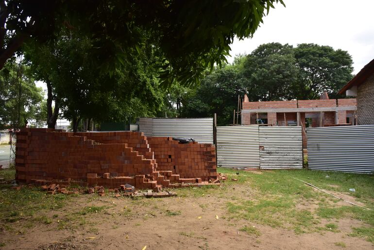 La construcción de un aula simple paralizada desde el 2020 en el colegio  José P. Guggiari del barrio asunceno Villa Guaraní.