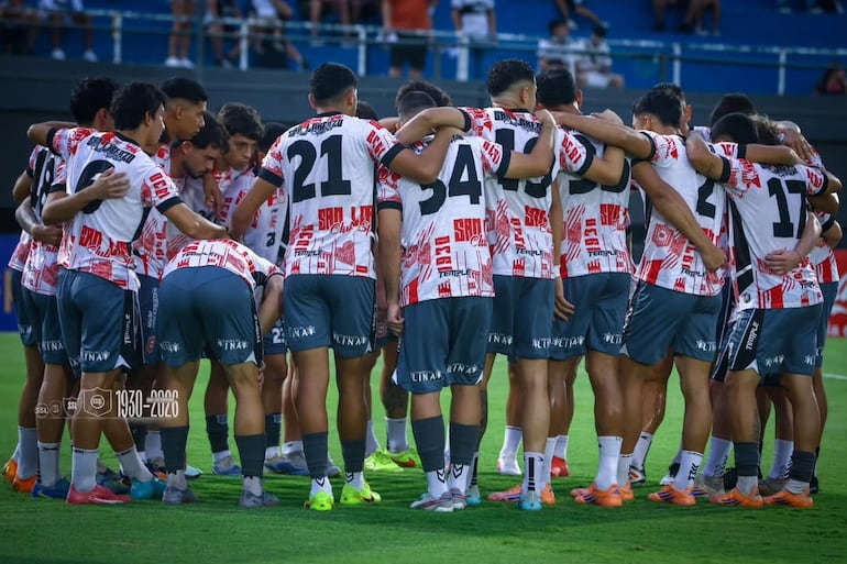 Los jugadores de Sportivo San Lorenzo durante la arenga de Aldo Quiñónez en la previa del partido contra Olimpia por la fecha 9 del torneo Apertura 2026 de la Primera División de Paraguay en el estadio Defensores del Chaco, en Asunción, Paraguay.