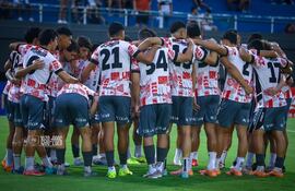 Los jugadores de Sportivo San Lorenzo durante la arenga de Aldo Quiñónez en la previa del partido contra Olimpia por la fecha 9 del torneo Apertura 2026 de la Primera División de Paraguay en el estadio Defensores del Chaco, en Asunción, Paraguay.