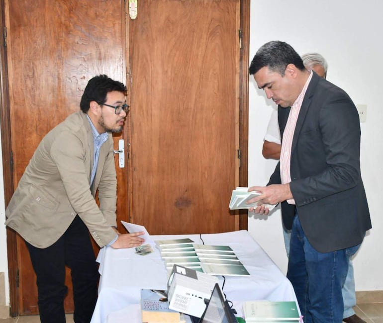 El publico procediendo a adquirir el libro tras la presentaciòn del material