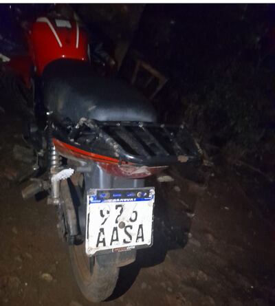 La motocicleta fue encontrada al lado de la víctima, sin indicios de haber sido atropellada por otro vehículo.