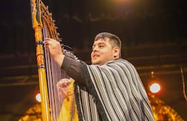 El arpista Carlos Matto, solista de la Orquesta Filarmónica Guaraní de Paraguarí, en escena durante la gira por Cusco y Arequipa.