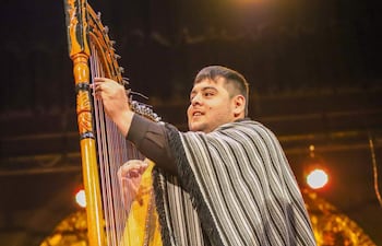 El arpista Carlos Matto, solista de la Orquesta Filarmónica Guaraní de Paraguarí, en escena durante la gira por Cusco y Arequipa.