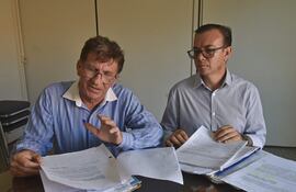 Los abogados Juan Casco y Luciano Bernal, quienes realizan el acompañamietno jurídico a Miria Ojeda Fretes.