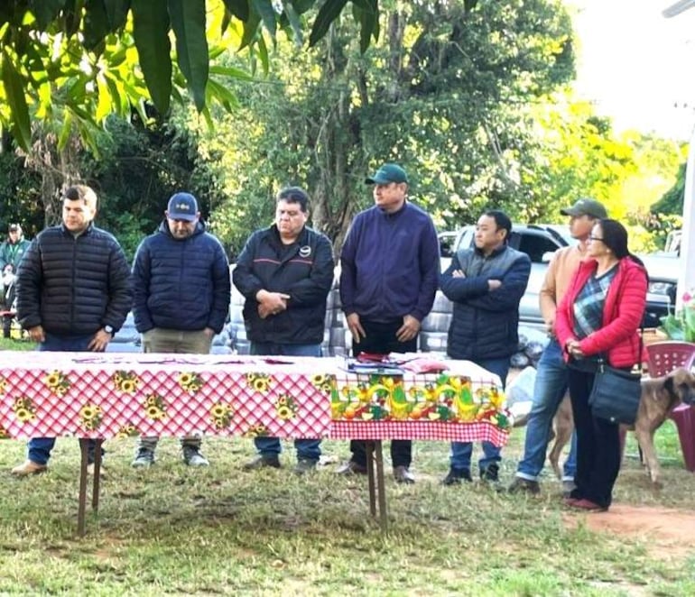 De izquierda a derecha, se encuentran el gerente del CDA Ybycuí, ingeniero Ariel Silva; el precandidato a la intendencia por la Lista 2A de Honor Colorado, Mario Melgarejo; y precandidatos a concejales.