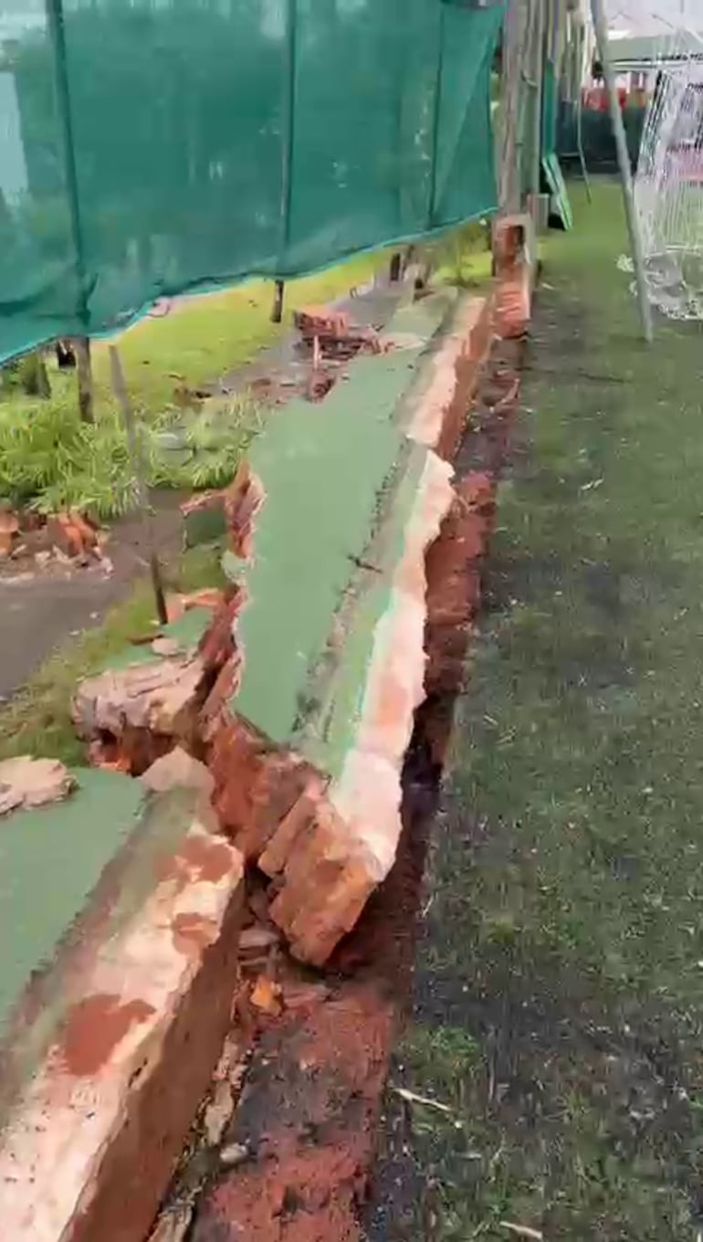 Parte de una muralla quedó afectada luego del temporal.