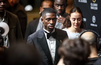 El francés Ousmane Dembele arribando a la ceremonia de los premios Globe Soccer Awards en Dubai, donde obtuvo el reconocimiento al mejor jugador.
